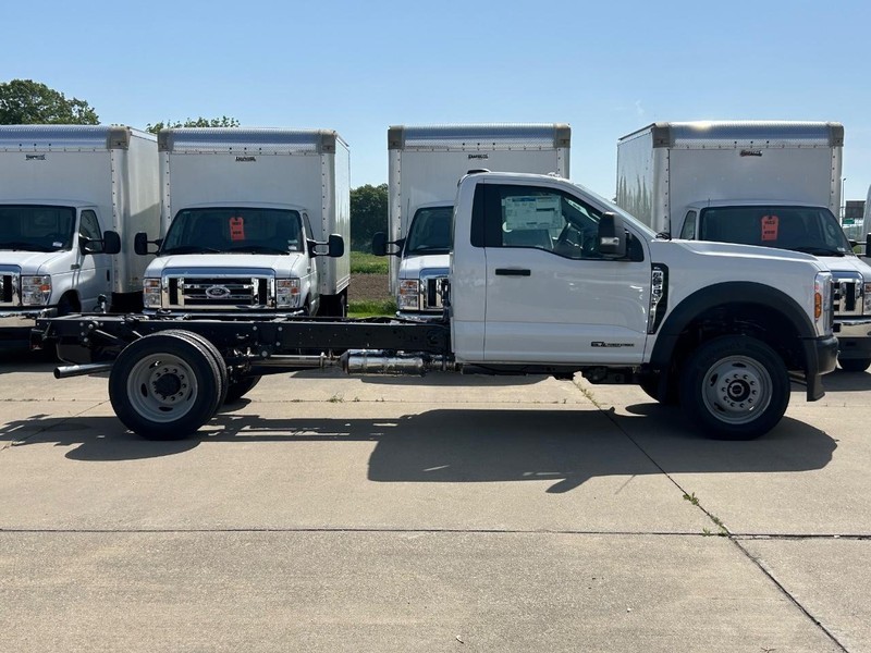 Ford Super Duty F-550 DRW Vehicle Full-screen Gallery Image 2