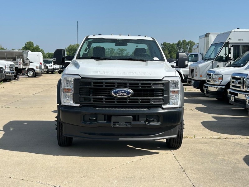 Ford Super Duty F-550 DRW Vehicle Full-screen Gallery Image 3