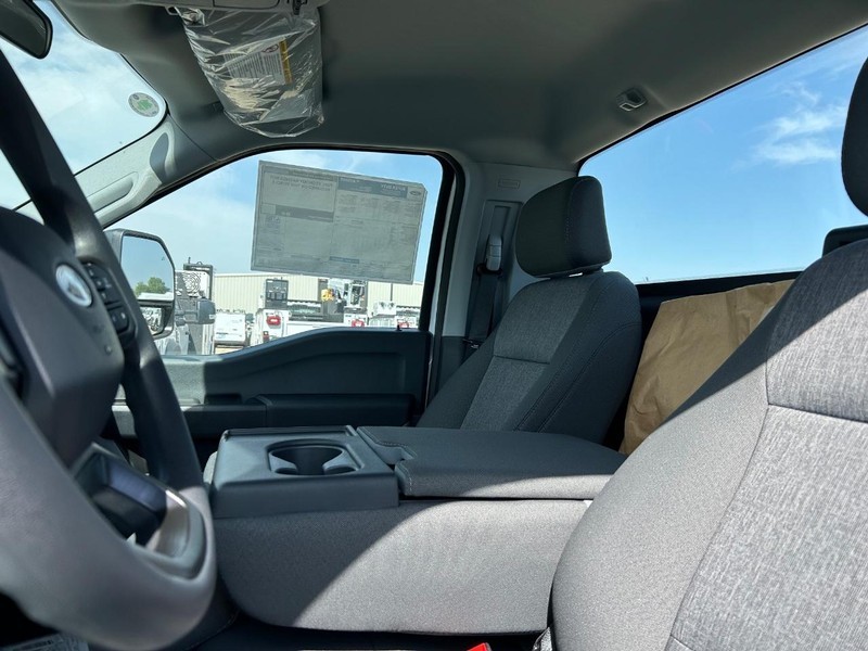 Ford Super Duty F-550 DRW Vehicle Full-screen Gallery Image 5