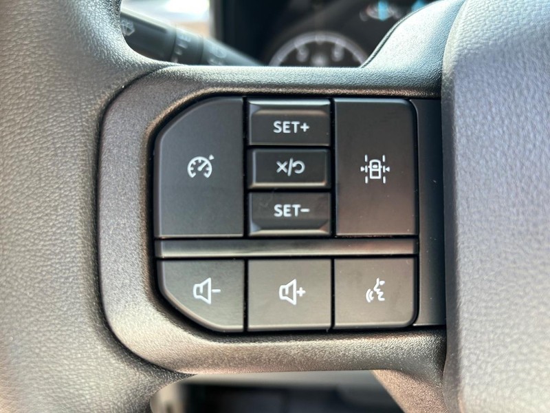 Ford Super Duty F-550 DRW Vehicle Full-screen Gallery Image 6