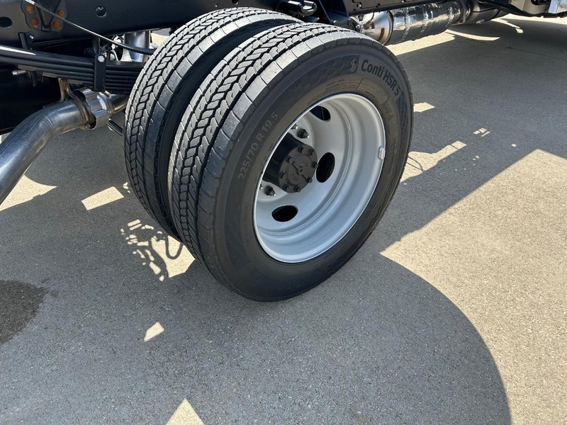 Ford Super Duty F-550 DRW Vehicle Full-screen Gallery Image 12