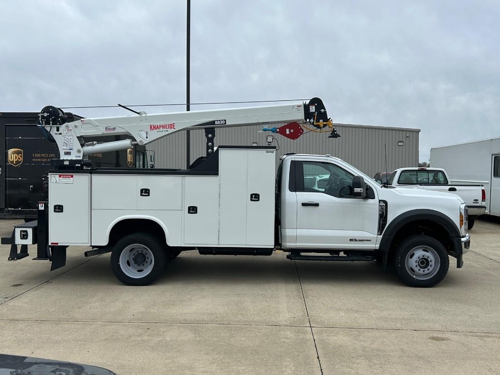 Ford Super Duty F-550 DRW Vehicle Full-screen Gallery Image 2