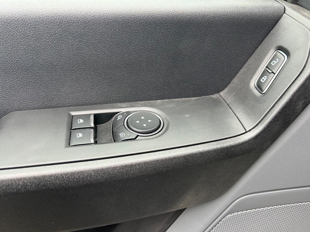 Ford Super Duty F-550 DRW Vehicle Full-screen Gallery Image 7