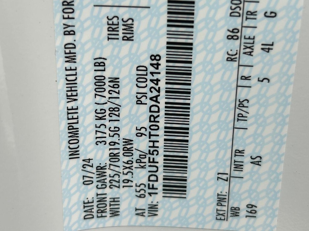 Ford Super Duty F-550 DRW Vehicle Full-screen Gallery Image 15