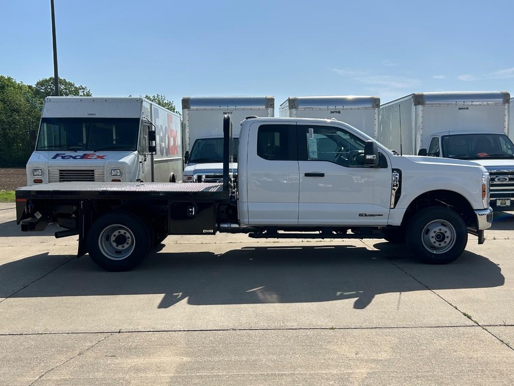 Ford Super Duty F-350 DRW Vehicle Full-screen Gallery Image 2