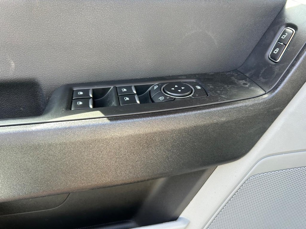 Ford Super Duty F-350 DRW Vehicle Full-screen Gallery Image 4