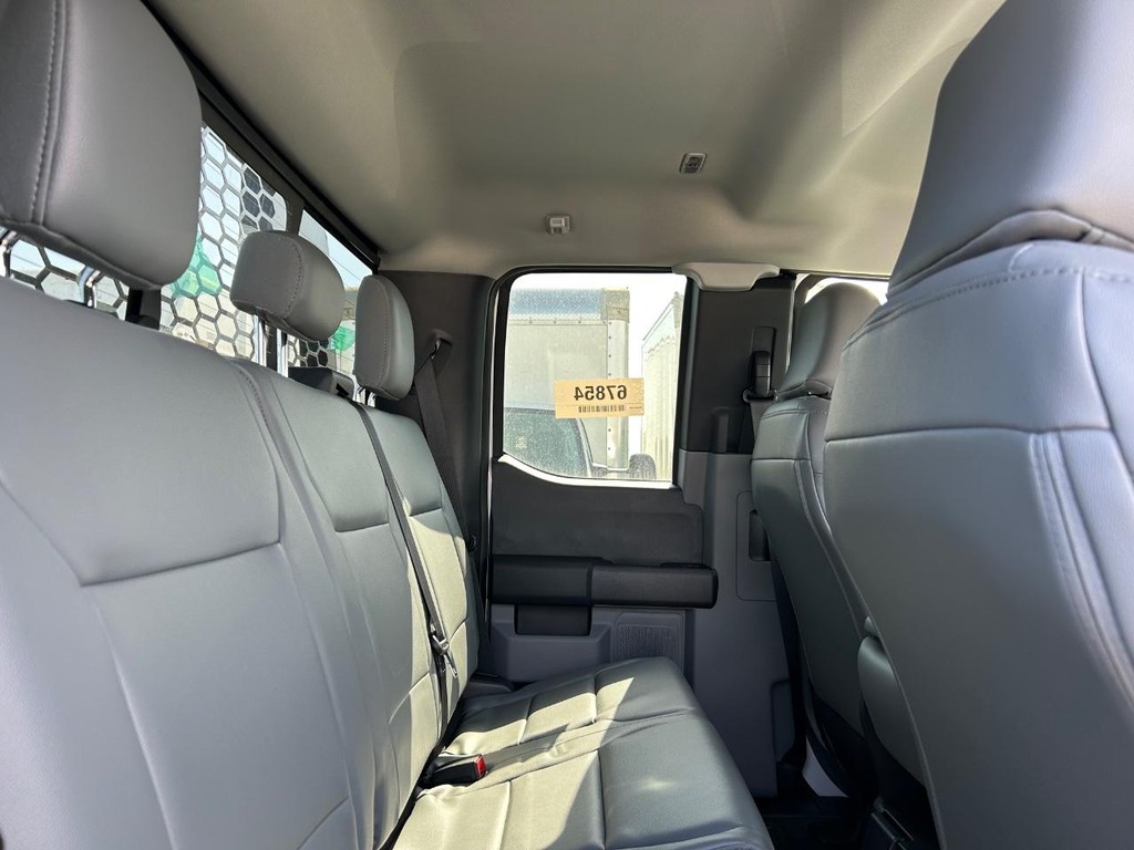 Ford Super Duty F-350 DRW Vehicle Full-screen Gallery Image 8