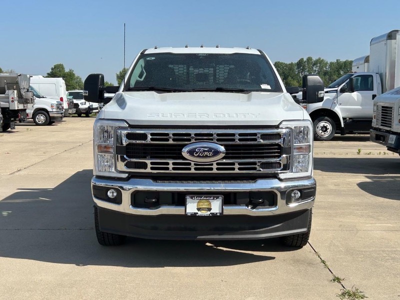Ford Super Duty F-350 DRW Vehicle Full-screen Gallery Image 3