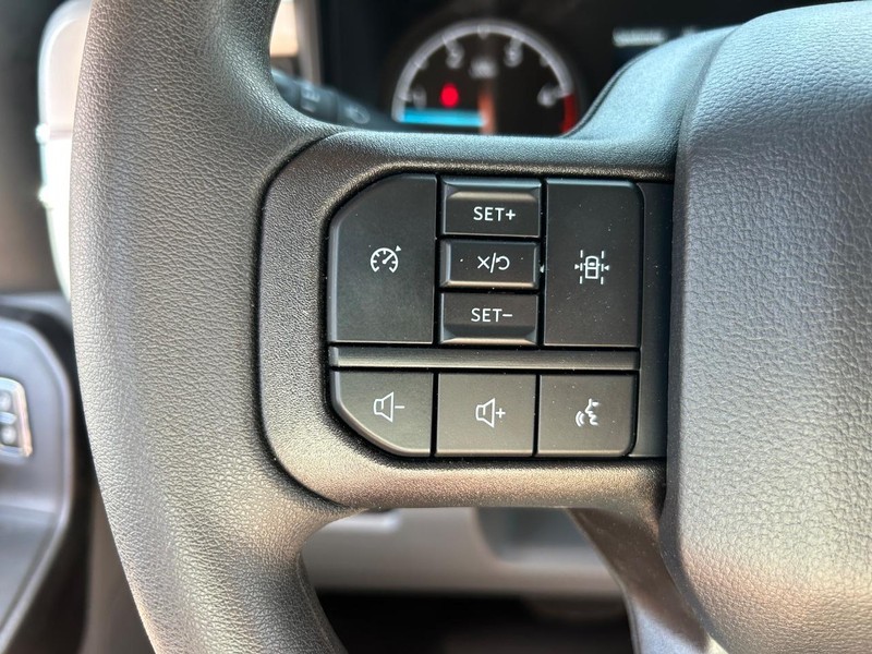 Ford Super Duty F-350 DRW Vehicle Full-screen Gallery Image 5