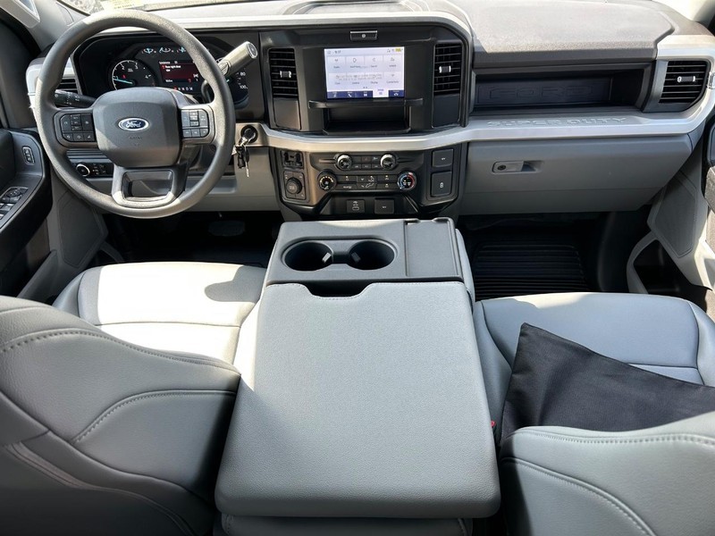 Ford Super Duty F-350 DRW Vehicle Full-screen Gallery Image 9