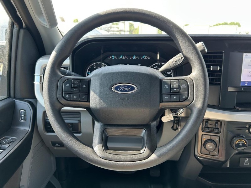 Ford Super Duty F-350 DRW Vehicle Full-screen Gallery Image 10