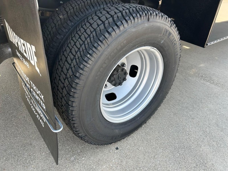 Ford Super Duty F-350 DRW Vehicle Full-screen Gallery Image 12