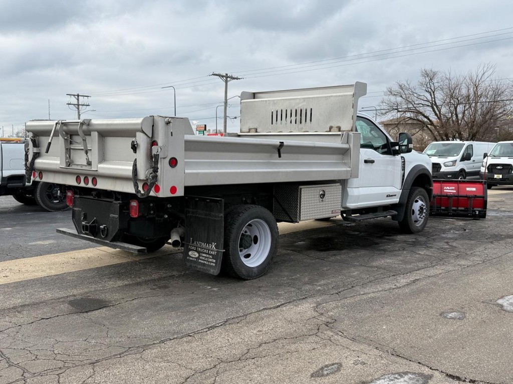 Ford Super Duty F-450 DRW Vehicle Full-screen Gallery Image 3