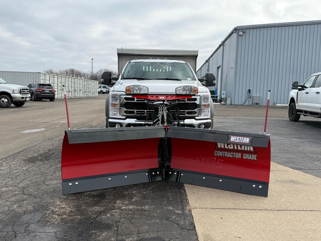 Ford Super Duty F-450 DRW Vehicle Full-screen Gallery Image 4