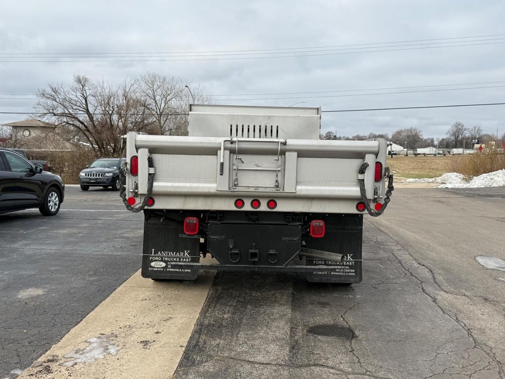 Ford Super Duty F-450 DRW Vehicle Full-screen Gallery Image 7