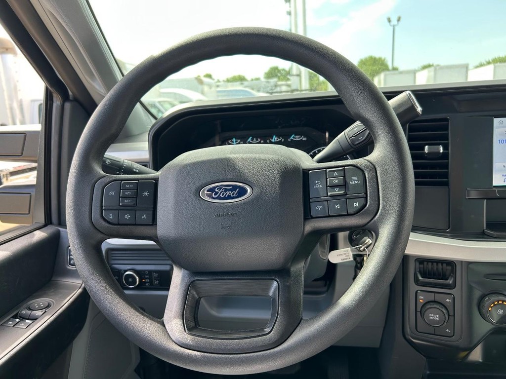 Ford Super Duty F-450 DRW Vehicle Full-screen Gallery Image 13