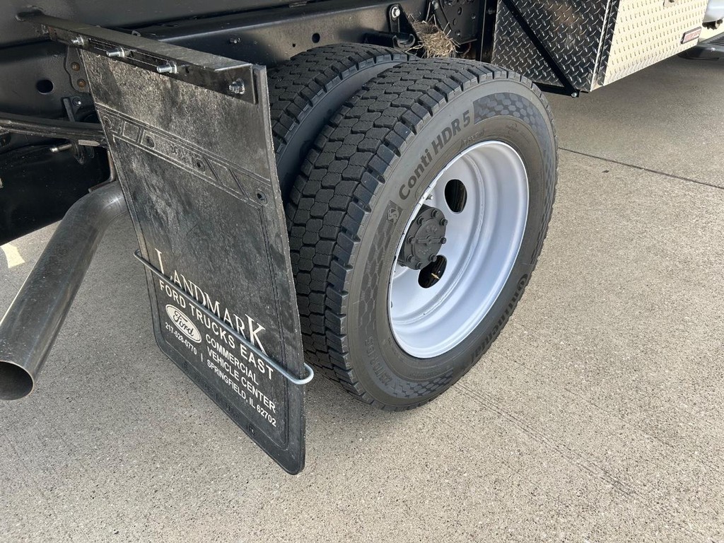 Ford Super Duty F-450 DRW Vehicle Full-screen Gallery Image 16