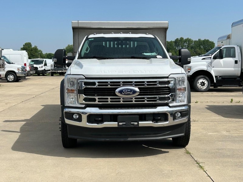 Ford Super Duty F-450 DRW Vehicle Full-screen Gallery Image 3