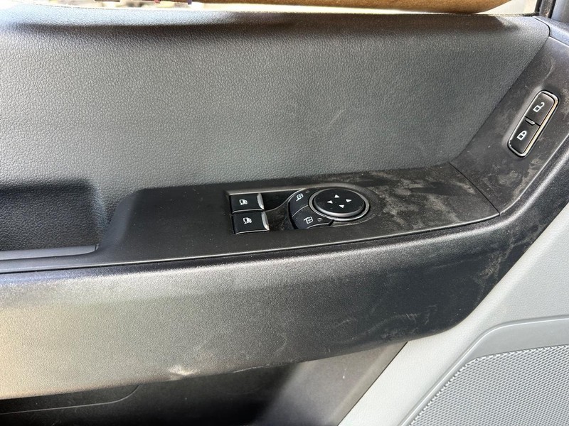 Ford Super Duty F-450 DRW Vehicle Full-screen Gallery Image 4