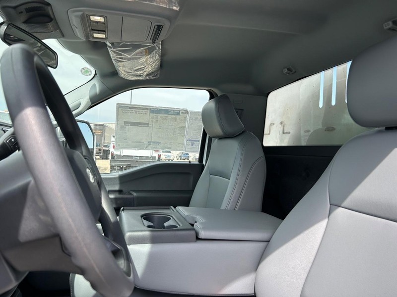 Ford Super Duty F-450 DRW Vehicle Full-screen Gallery Image 5