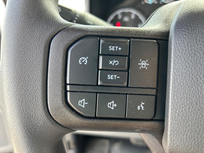 Ford Super Duty F-450 DRW Vehicle Full-screen Gallery Image 6