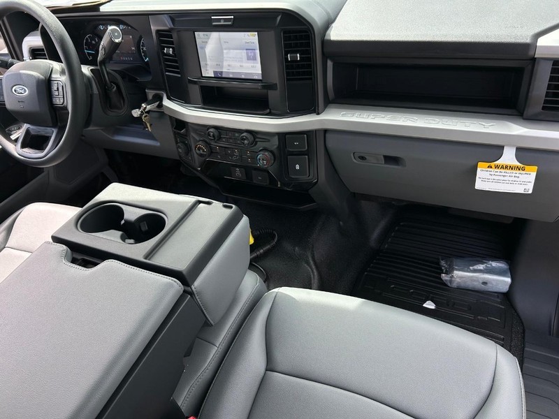 Ford Super Duty F-450 DRW Vehicle Full-screen Gallery Image 9