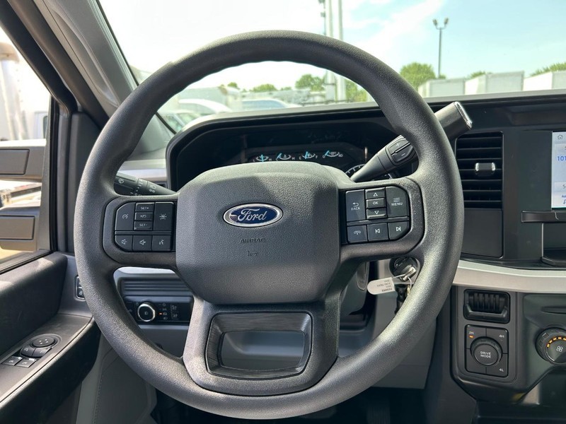 Ford Super Duty F-450 DRW Vehicle Full-screen Gallery Image 10