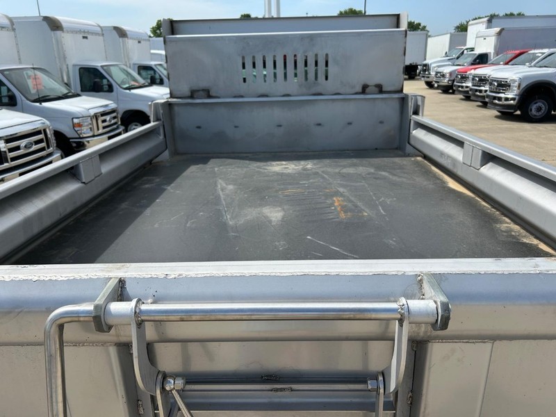 Ford Super Duty F-450 DRW Vehicle Full-screen Gallery Image 12