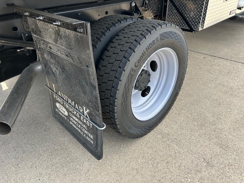 Ford Super Duty F-450 DRW Vehicle Full-screen Gallery Image 13