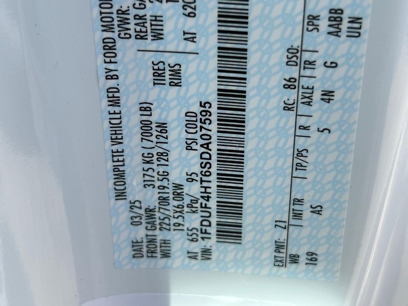 Ford Super Duty F-450 DRW Vehicle Full-screen Gallery Image 14