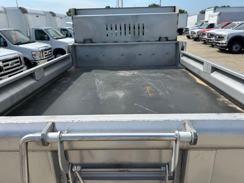 Ford Super Duty F-450 DRW Vehicle Full-screen Gallery Image 15