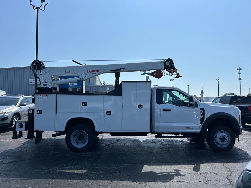 Ford Super Duty F-600 DRW Vehicle Full-screen Gallery Image 2