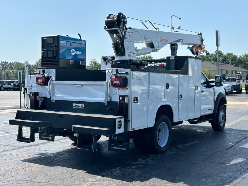Ford Super Duty F-600 DRW Vehicle Full-screen Gallery Image 3