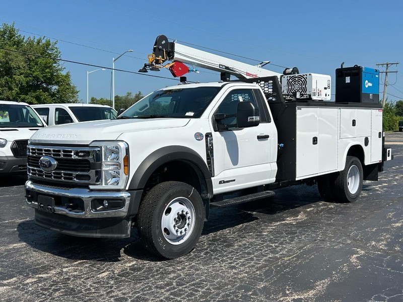 Ford Super Duty F-600 DRW Vehicle Full-screen Gallery Image 5