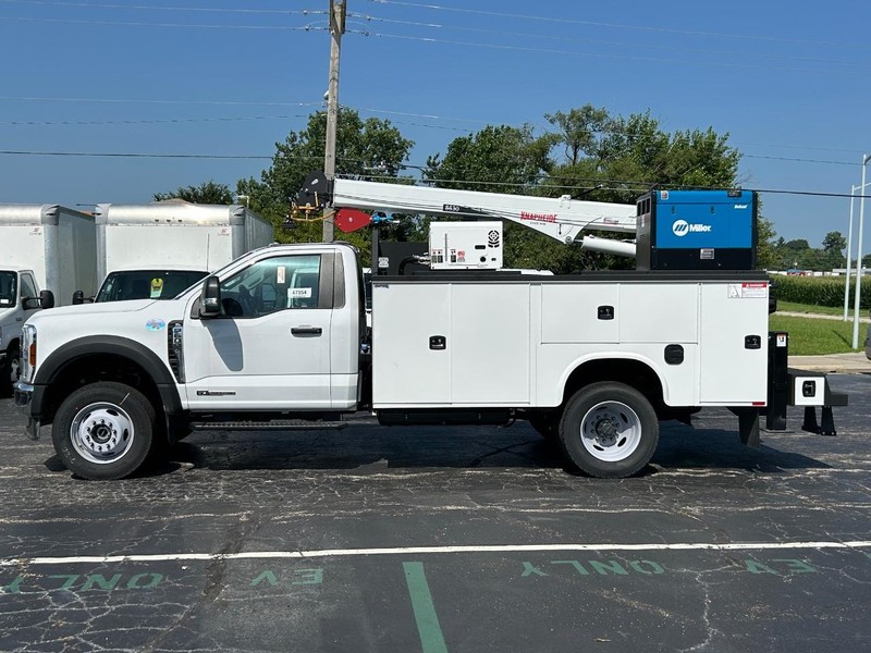 Ford Super Duty F-600 DRW Vehicle Full-screen Gallery Image 6