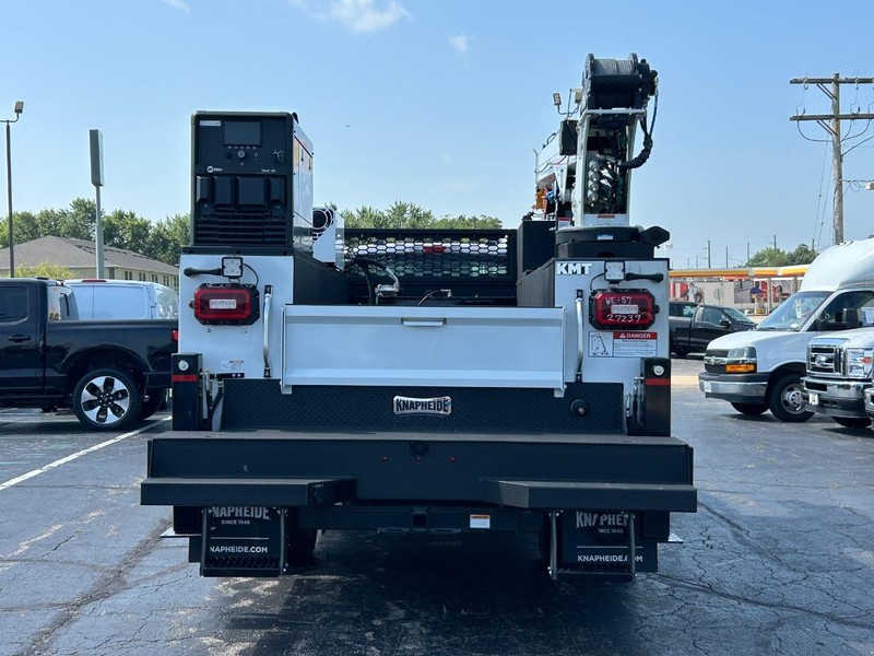 Ford Super Duty F-600 DRW Vehicle Full-screen Gallery Image 7