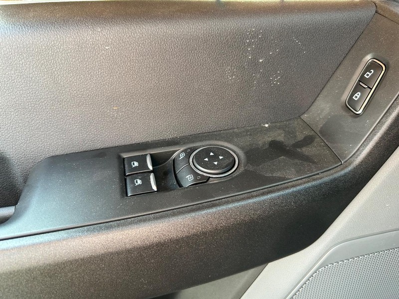 Ford Super Duty F-600 DRW Vehicle Full-screen Gallery Image 8