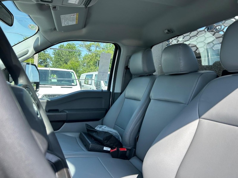 Ford Super Duty F-600 DRW Vehicle Full-screen Gallery Image 9