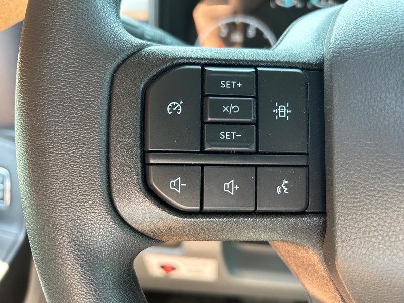 Ford Super Duty F-600 DRW Vehicle Full-screen Gallery Image 10