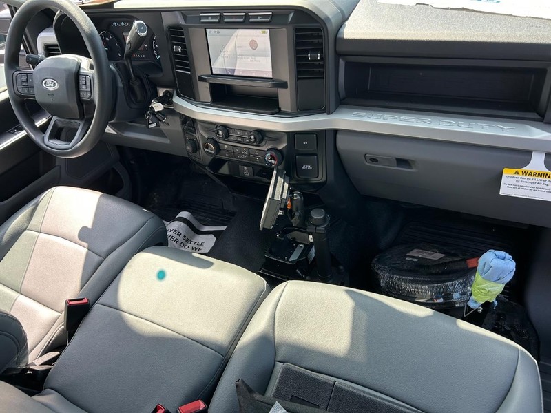 Ford Super Duty F-600 DRW Vehicle Full-screen Gallery Image 13