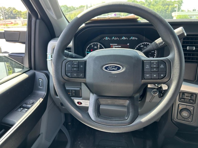 Ford Super Duty F-600 DRW Vehicle Full-screen Gallery Image 14