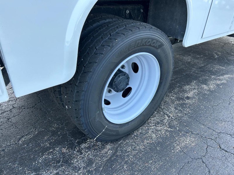 Ford Super Duty F-600 DRW Vehicle Full-screen Gallery Image 17