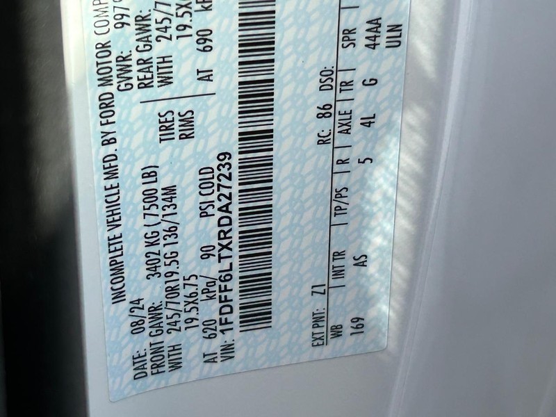 Ford Super Duty F-600 DRW Vehicle Full-screen Gallery Image 18