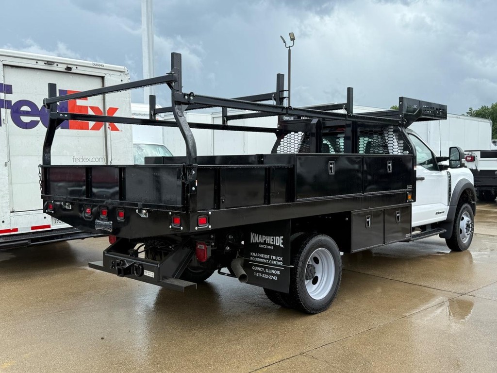 Ford Super Duty F-450 DRW Vehicle Full-screen Gallery Image 3