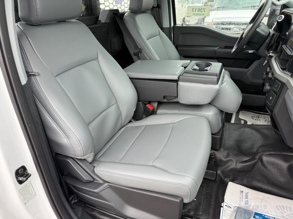 Ford Super Duty F-450 DRW Vehicle Full-screen Gallery Image 7