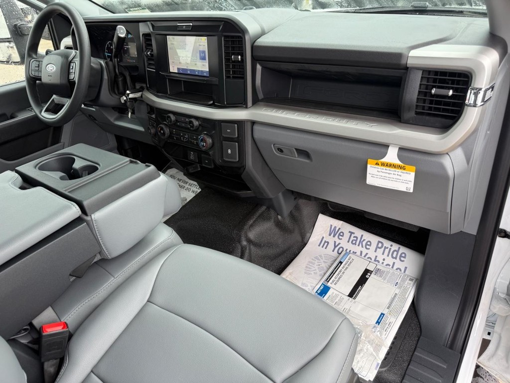 Ford Super Duty F-450 DRW Vehicle Full-screen Gallery Image 8