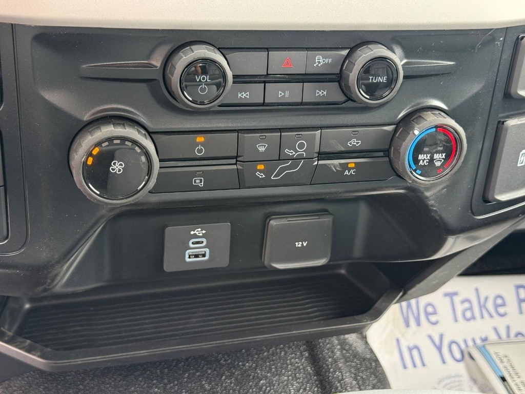 Ford Super Duty F-450 DRW Vehicle Full-screen Gallery Image 15