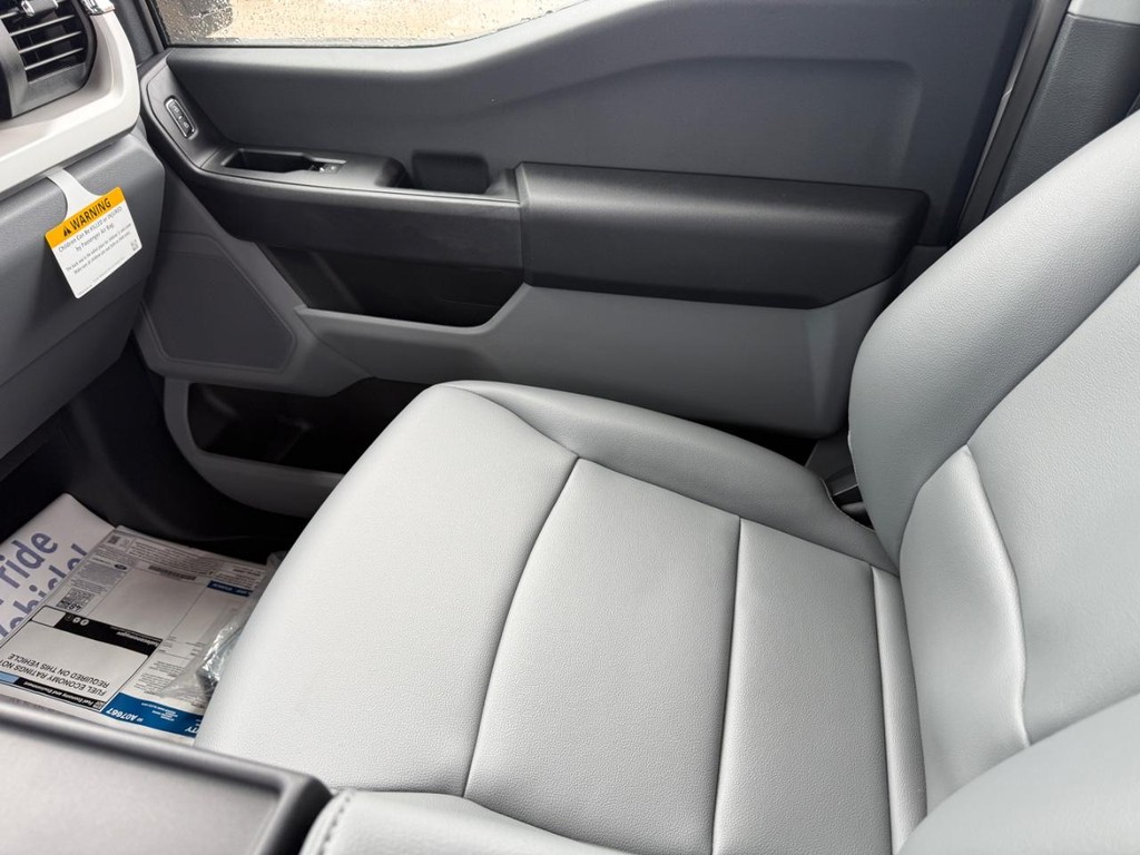 Ford Super Duty F-450 DRW Vehicle Full-screen Gallery Image 17