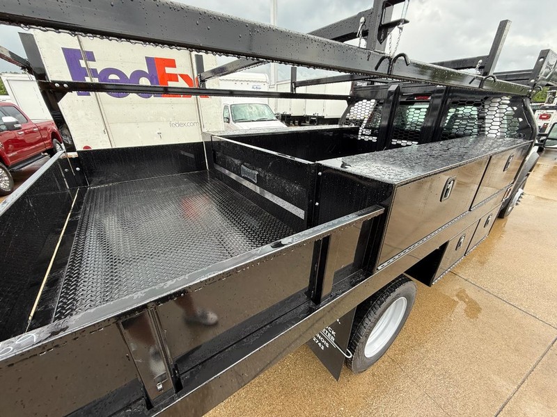 Ford Super Duty F-450 DRW Vehicle Full-screen Gallery Image 5