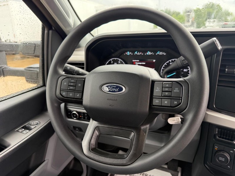 Ford Super Duty F-450 DRW Vehicle Full-screen Gallery Image 9